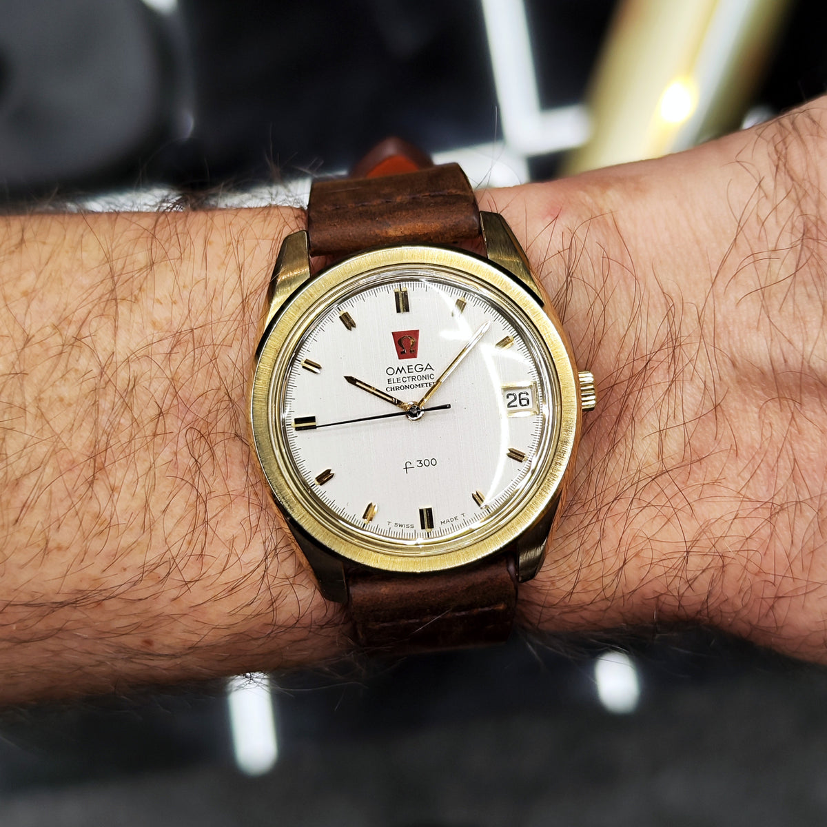 Omega Chronometer f300Hz Gold White Dial 1970 – Am Handgelenk getragen, Vorderansicht
