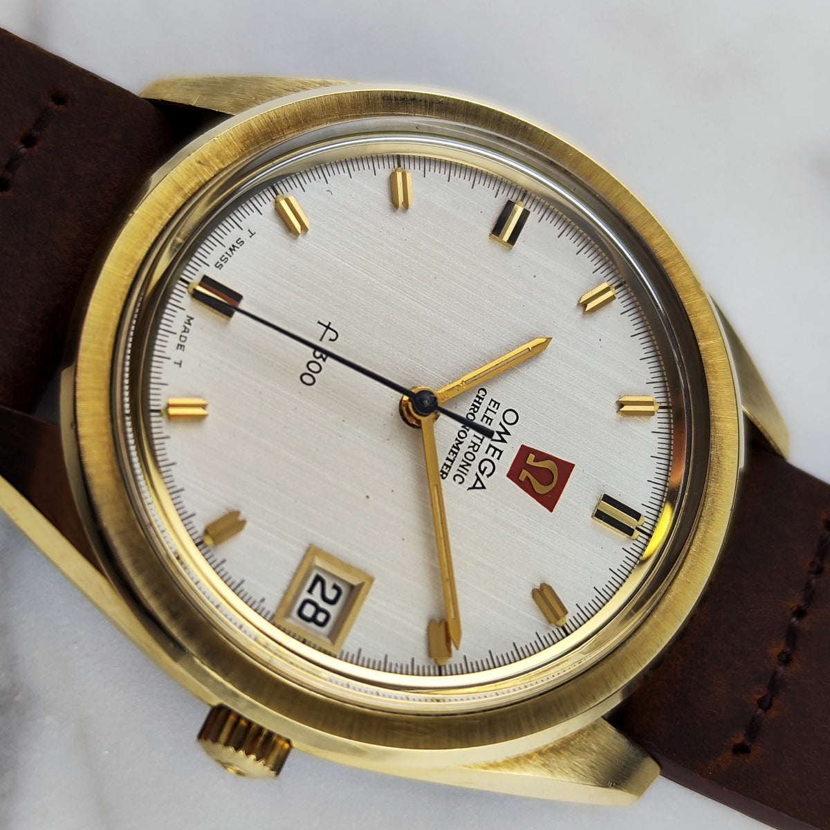 Omega Chronometer f300Hz Gold White Dial 1970 – Vorderansicht Zifferblatt mit Datum