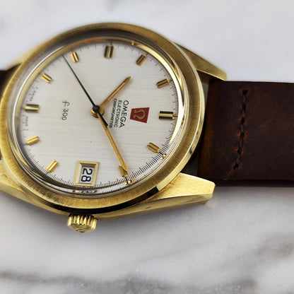 Omega Chronometer f300Hz Gold White Dial 1970 – Seitenansicht mit Krone und Datum