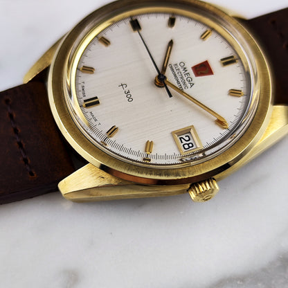 Omega Chronometer f300Hz Gold White Dial 1970 – Zifferblatt in Nahaufnahme mit Datum