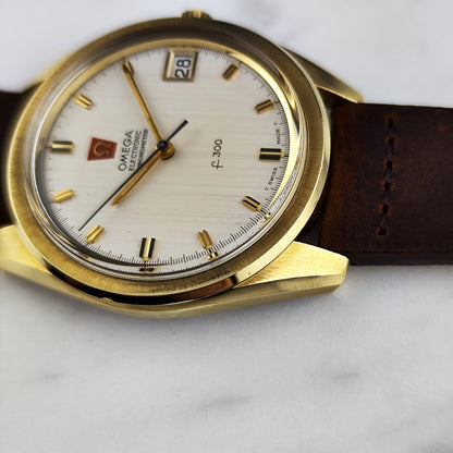 Omega Chronometer f300Hz Gold White Dial 1970 – Seitenansicht mit Zifferblatt und Krone
