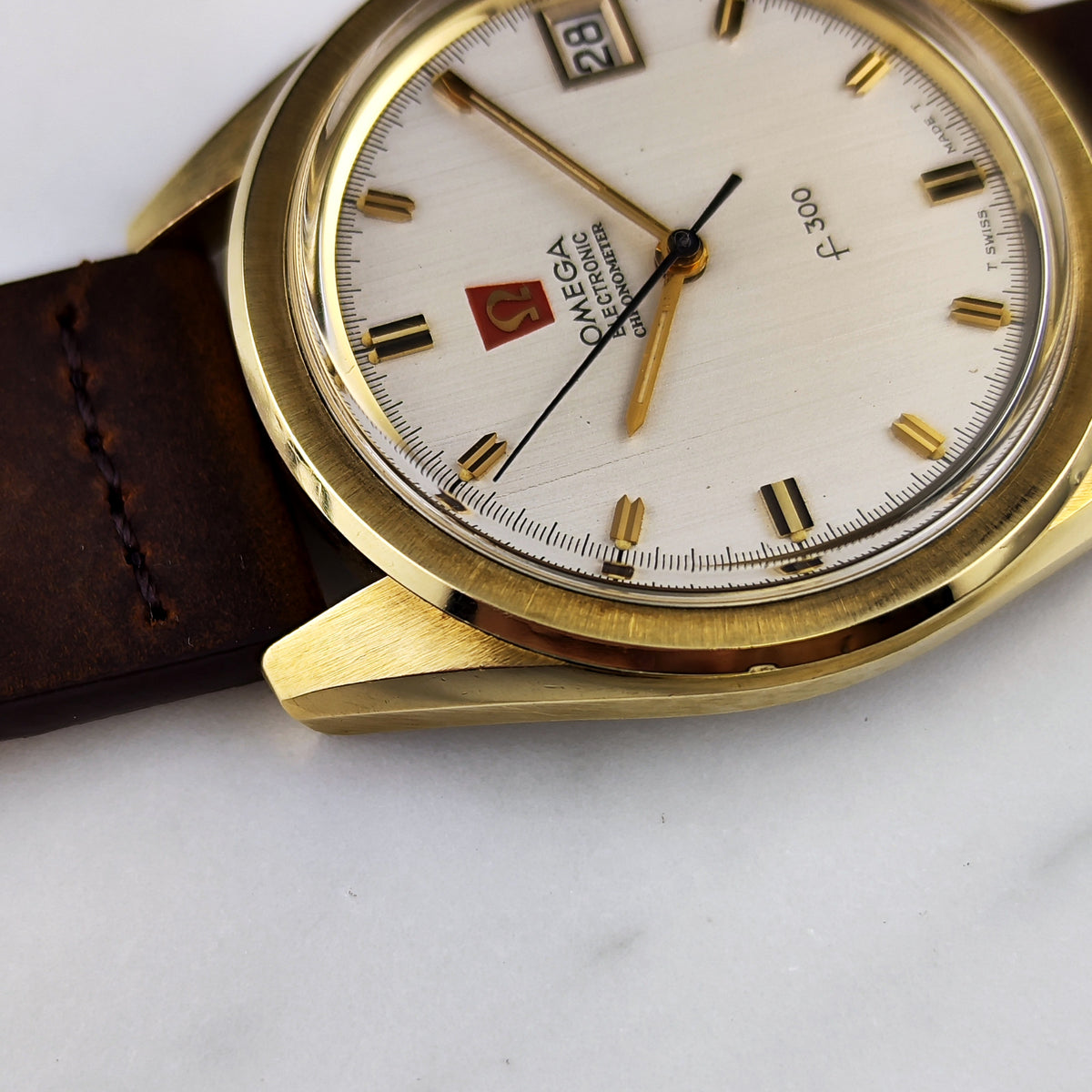 Omega Chronometer f300Hz Gold White Dial 1970 – Seitenansicht mit Krone und Zifferblatt