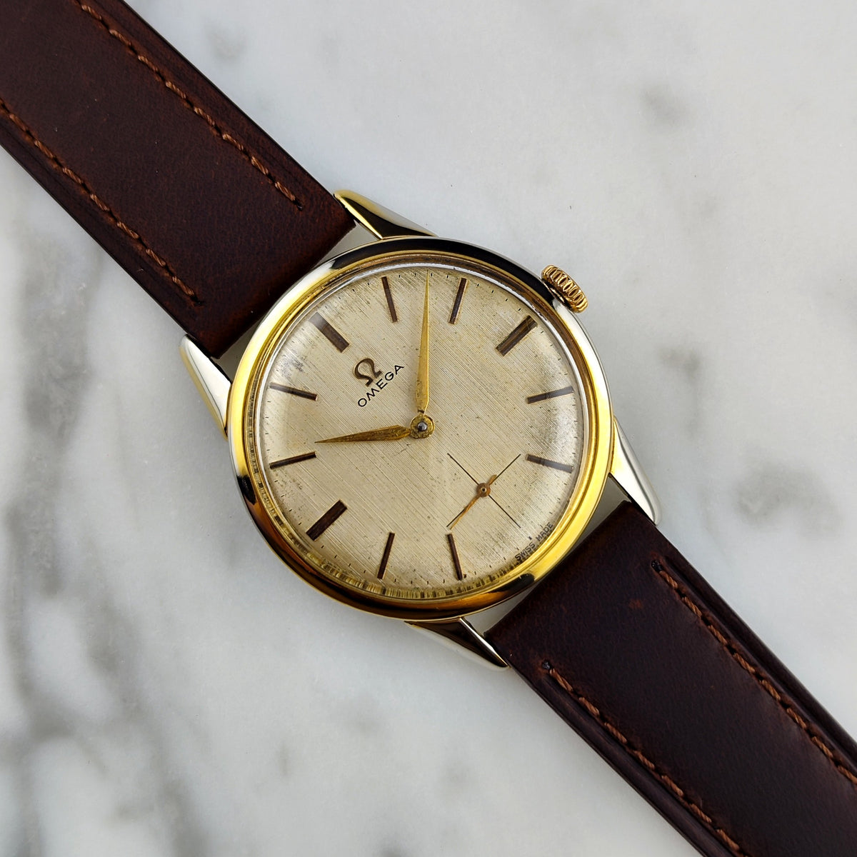 Omega Classic Gold White Dial 1960 – Schrägansicht mit Zifferblatt und Lederband