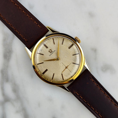 Omega Classic Gold White Dial 1960 – Schrägansicht mit Zifferblatt und Lederband