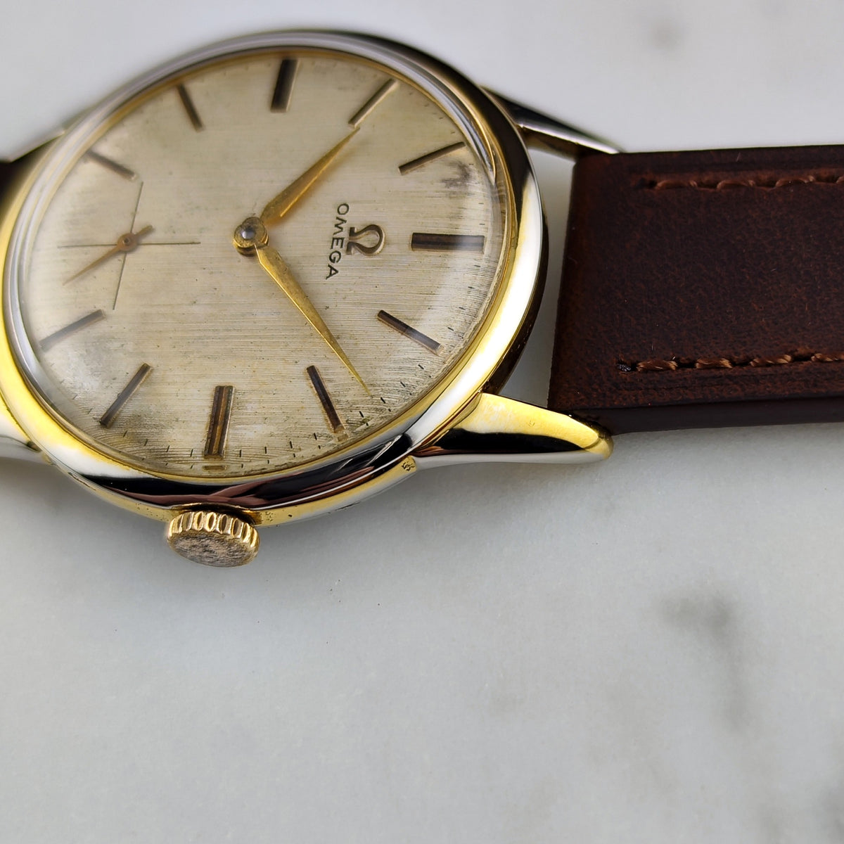 Omega Classic Gold White Dial 1960 – Zifferblatt mit Krone in Nahaufnahme