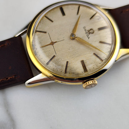 Omega Classic Gold White Dial 1960 – Zifferblatt schräg von vorne mit Krone
