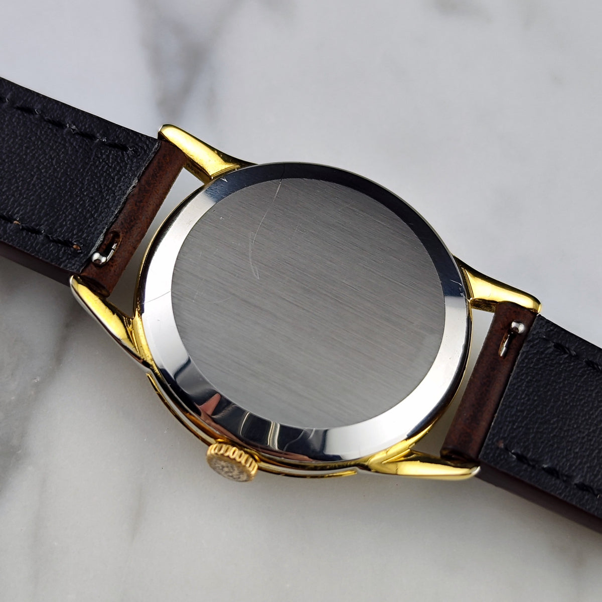 Omega Classic Gold White Dial 1960 – Gehäuserückseite mit Krone