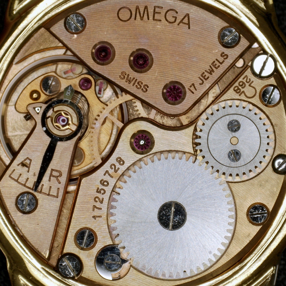 Omega Classic Gold White Dial 1960 – Uhrwerk mit Brücke und Zahnrädern