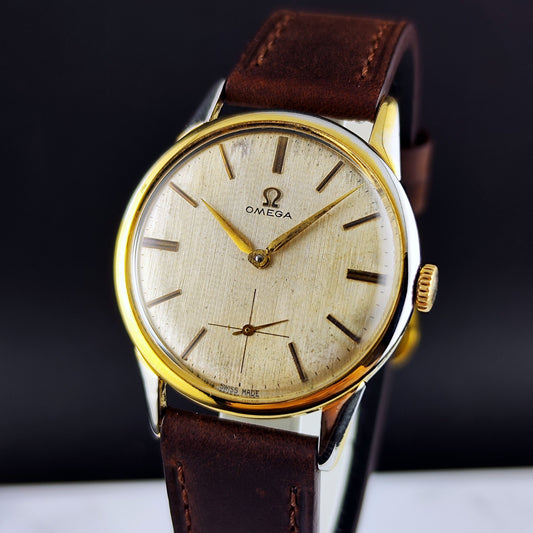 Omega Classic Gold White Dial 1960 – Schrägansicht mit Lederband und Krone