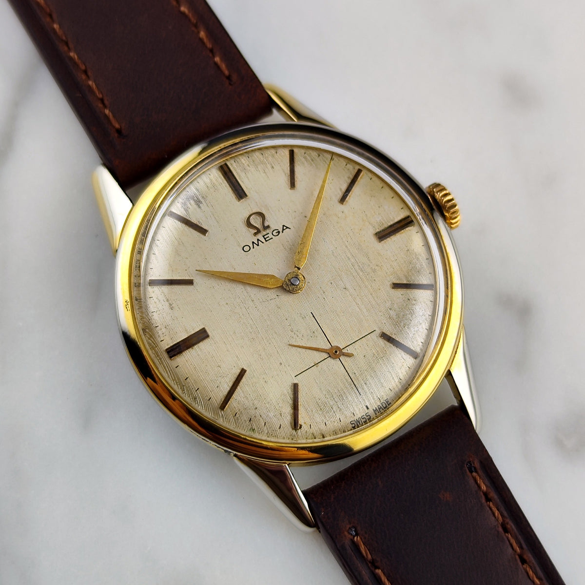 Omega Classic Gold White Dial 1960 – Schrägansicht mit Zifferblatt und Krone