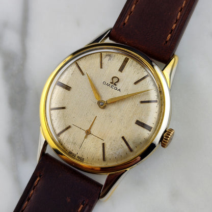 Omega Classic Gold White Dial 1960 – Schrägansicht auf Zifferblatt und Lederband