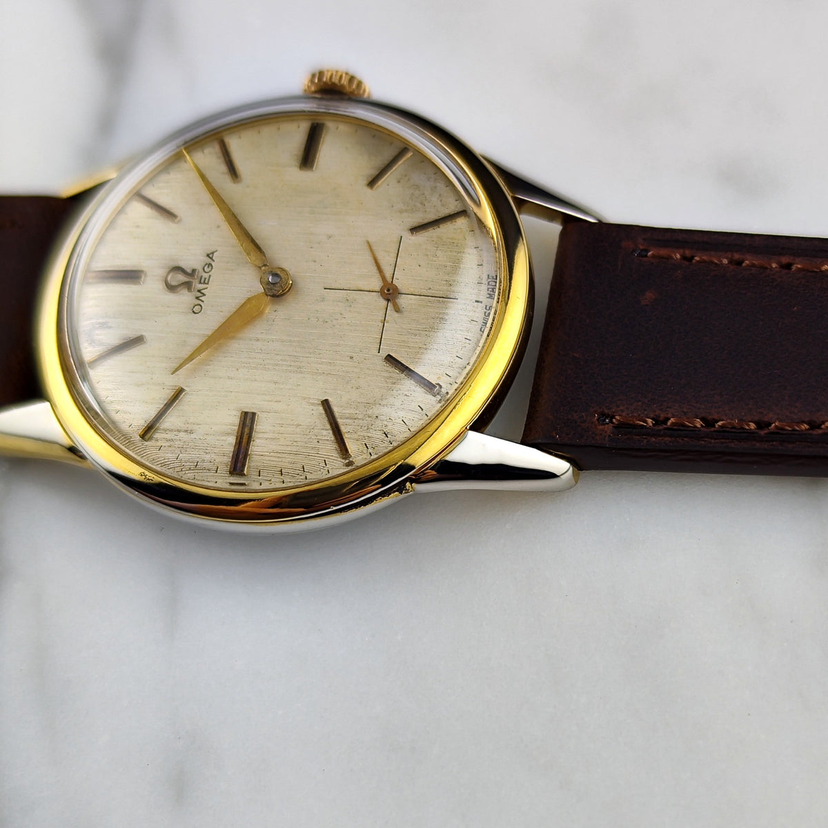 Omega Classic Gold White Dial 1960 – Seitenansicht mit Krone und Lederband