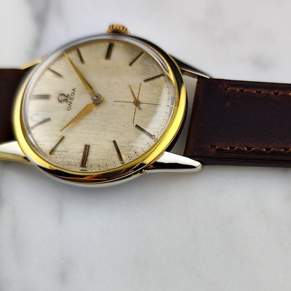 Omega Classic Gold White Dial 1960 – Seitenansicht mit Krone und Lederband