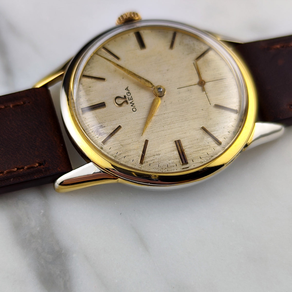 Omega Classic Gold White Dial 1960 – Zifferblatt in Schrägansicht mit Krone