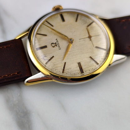Omega Classic Gold White Dial 1960 – Zifferblatt in Schrägansicht mit Krone