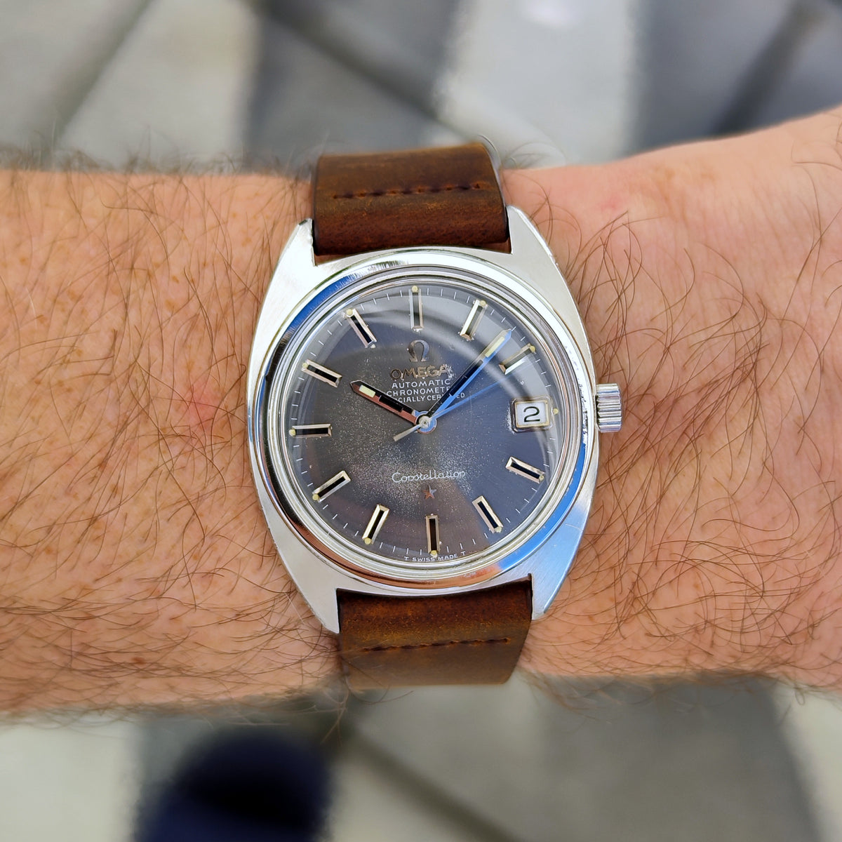 Omega Constellation Chronometer C-Shape Grey Dial 1969 – am Handgelenk, Vorderansicht