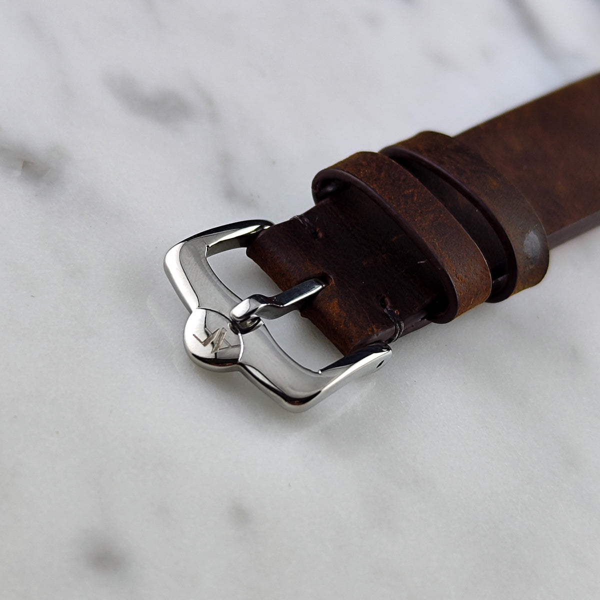 Omega Constellation Chronometer C-Shape Grey Dial 1969 – Schließe und Lederband in Nahaufnahme