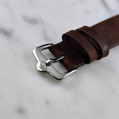 Omega Constellation Chronometer C-Shape Grey Dial 1969 – Schließe und Lederband in Nahaufnahme