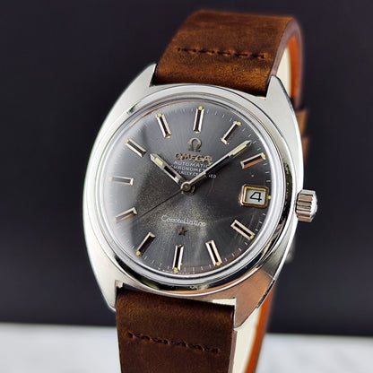 Omega Constellation Chronometer C-Shape Grey Dial 1969 – Vorderansicht schräg mit Lederband