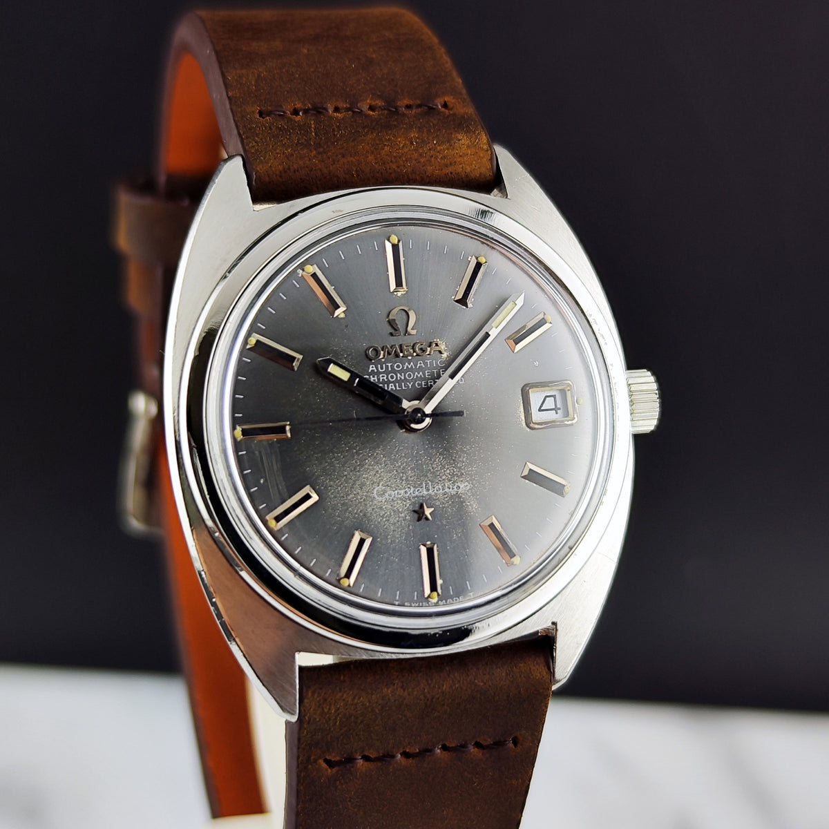 Omega Constellation Chronometer C-Shape Grey Dial 1969 – Frontansicht Zifferblatt mit Datum