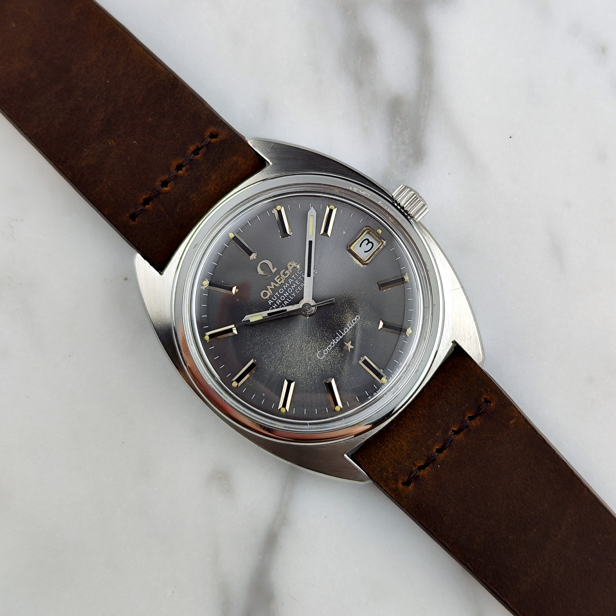 Omega Constellation Chronometer C-Shape Grey Dial 1969 – Schrägansicht Zifferblatt mit Lederband