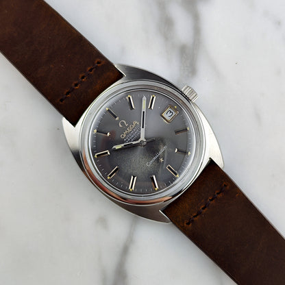 Omega Constellation Chronometer C-Shape Grey Dial 1969 – Schrägansicht Zifferblatt mit Lederband