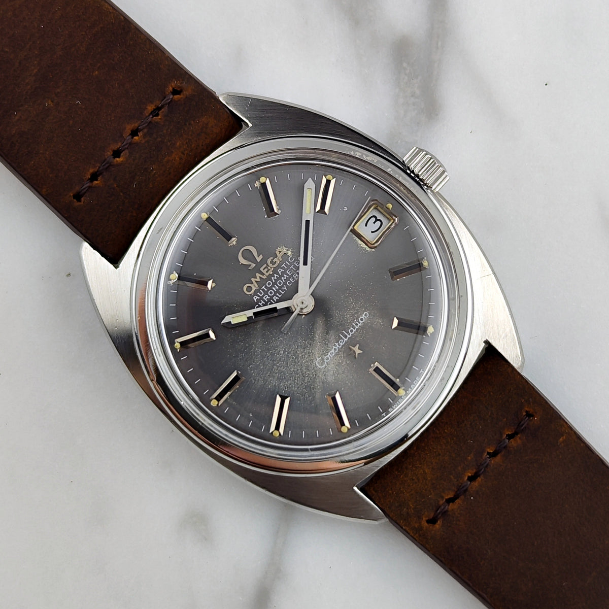 Omega Constellation Chronometer C-Shape Grey Dial 1969 – Vorderansicht mit Zifferblatt und Datum