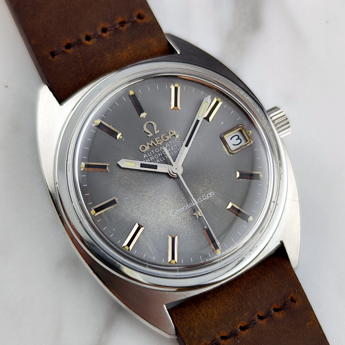 Omega Constellation Chronometer C-Shape Grey Dial 1969 – Zifferblatt in Schrägansicht mit Datum