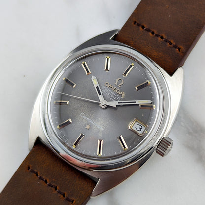 Omega Constellation Chronometer C-Shape Grey Dial 1969 – Ansicht schräg von oben mit Zifferblatt und Datum