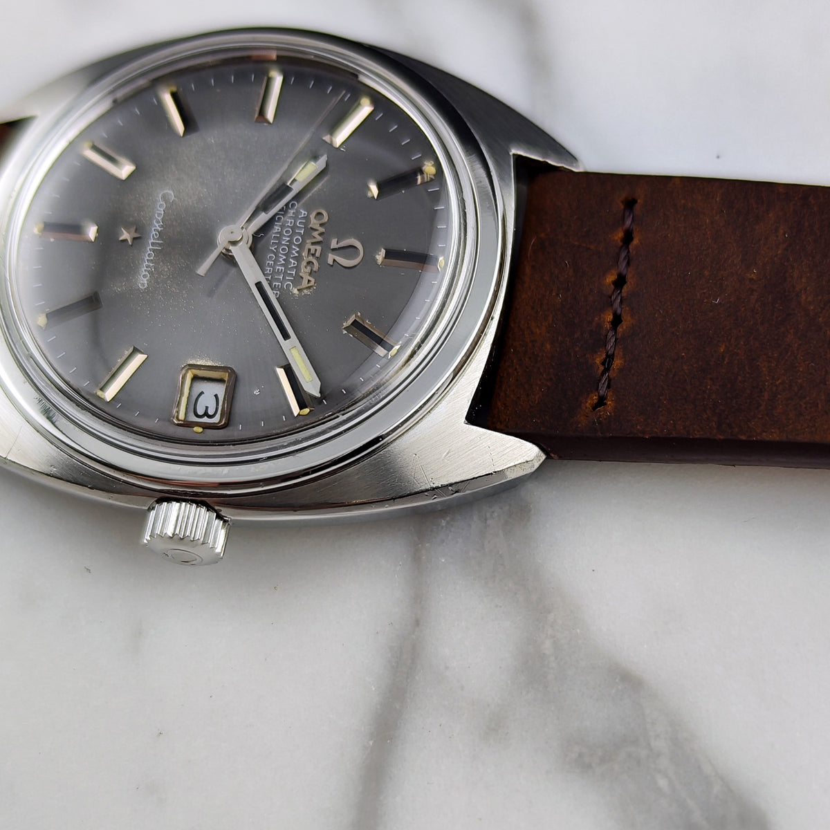 Omega Constellation Chronometer C-Shape Grey Dial 1969 – Seitenansicht mit Krone und Lederband