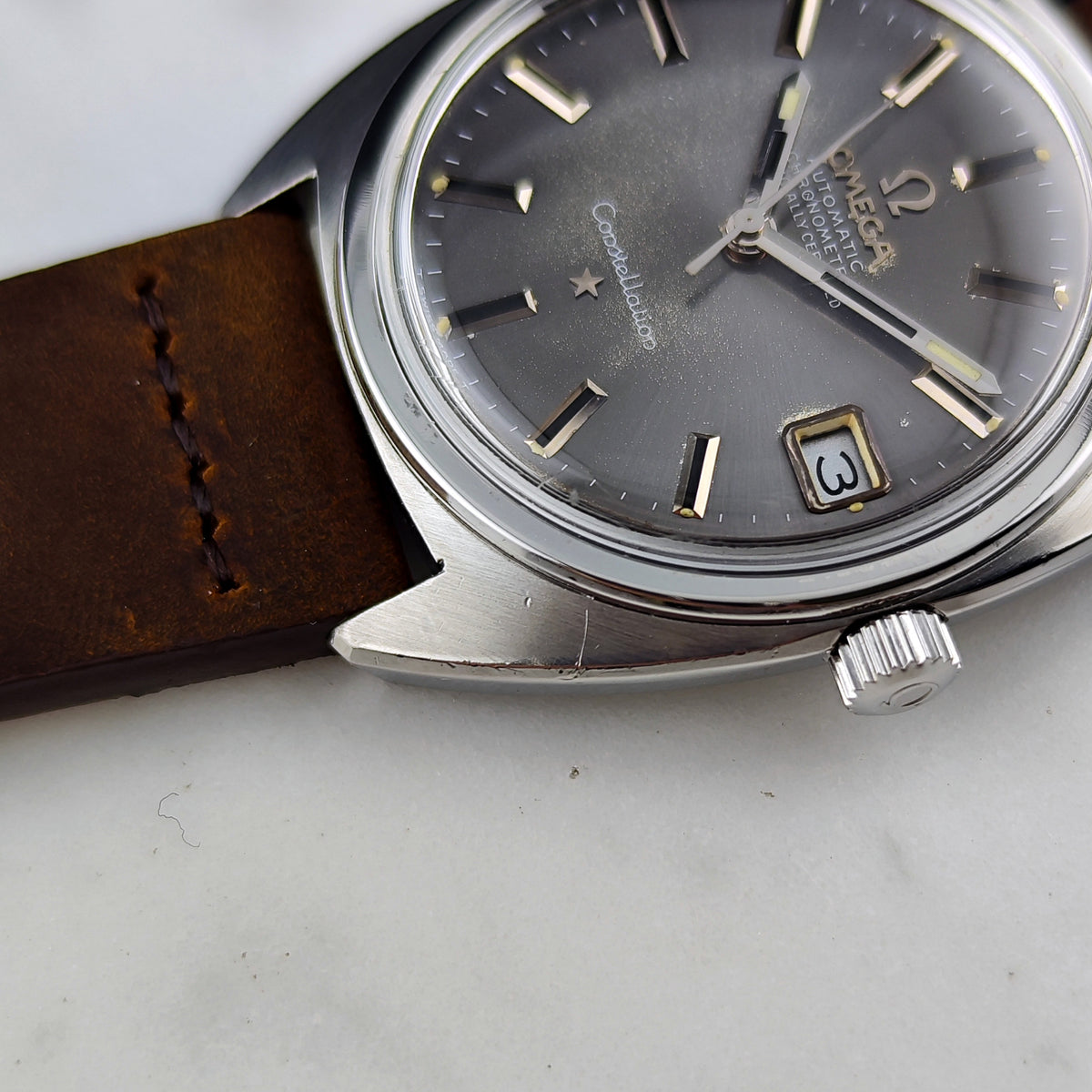 Omega Constellation Chronometer C-Shape Grey Dial 1969 – Seitenansicht mit Krone und Zifferblatt