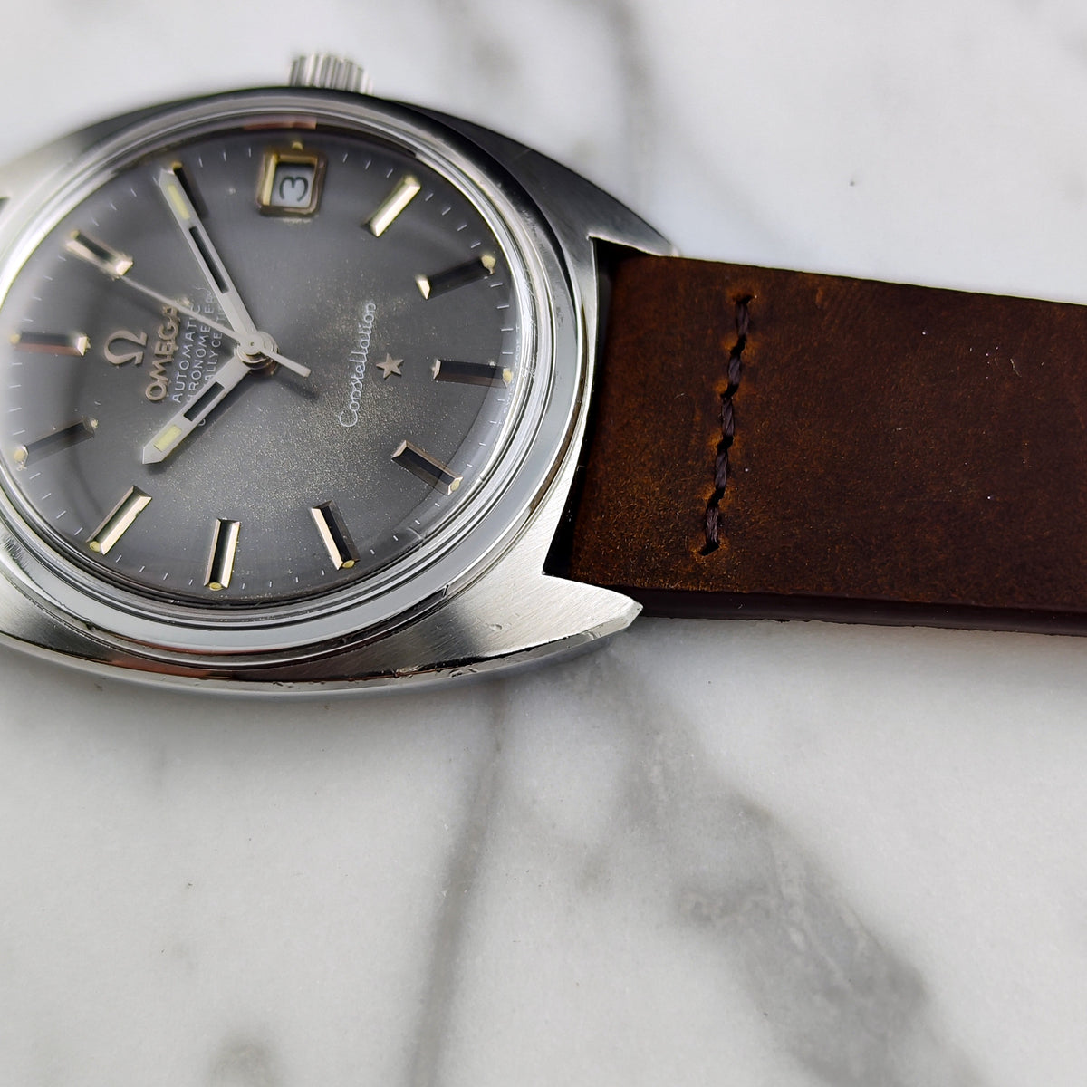 Omega Constellation Chronometer C-Shape Grey Dial 1969 – Seitenansicht mit Zifferblatt und Lederband