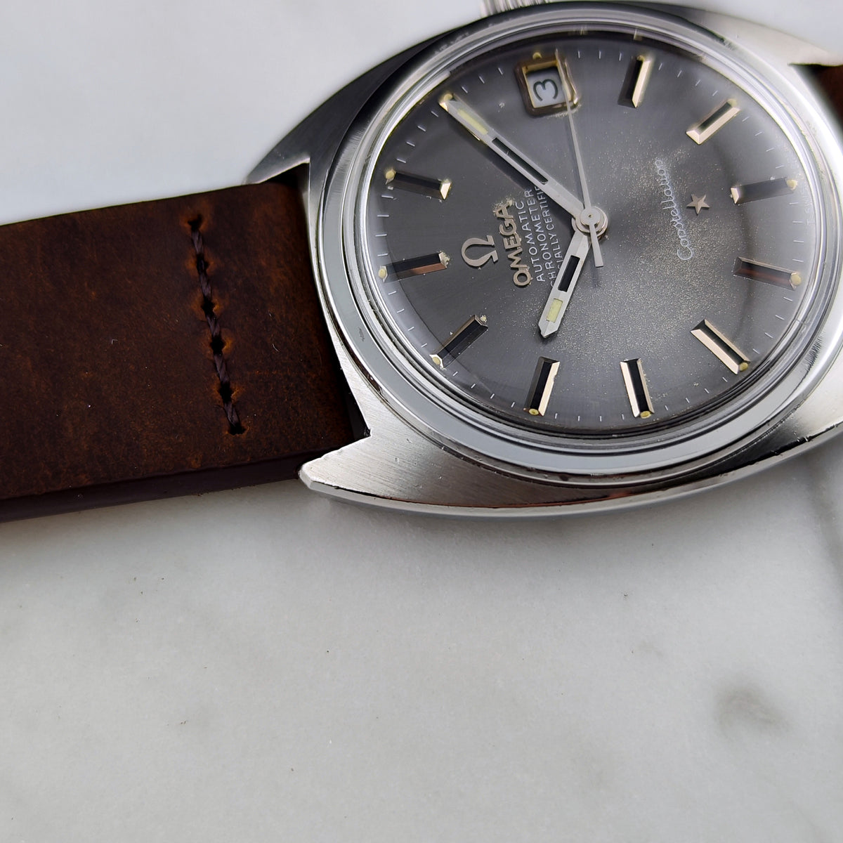 Omega Constellation Chronometer C-Shape Grey Dial 1969 – Zifferblatt in Schrägansicht mit Lederband