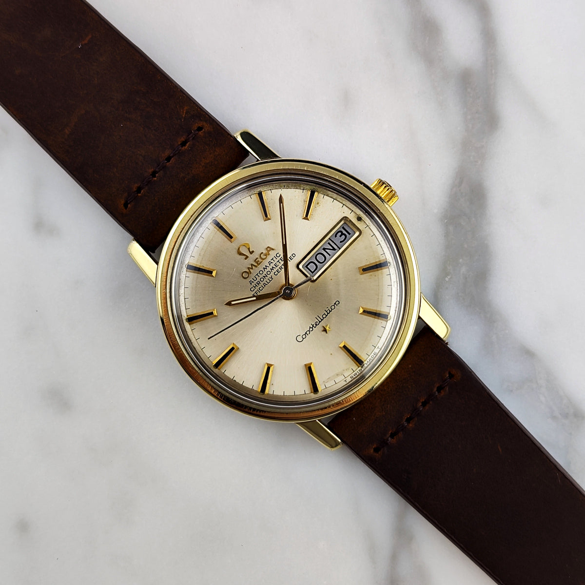 Omega Constellation Chronometer Gold Champagne Dial German Day-Date 1970 Serviced 10/2026 – Vorderansicht am Lederarmband