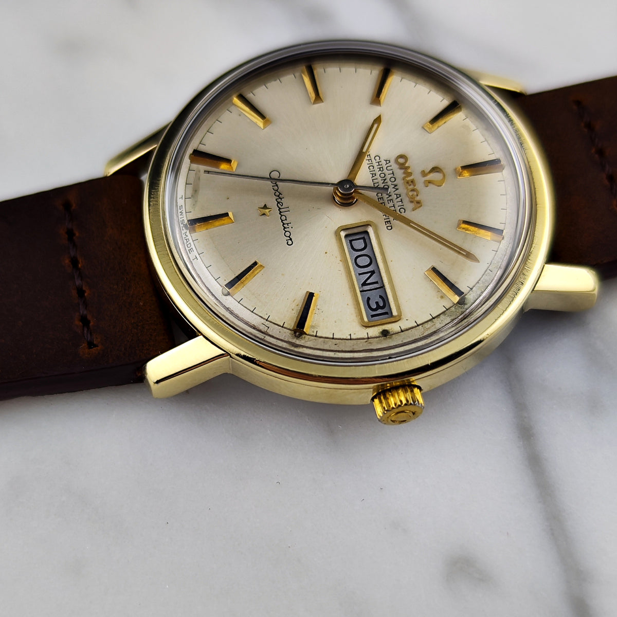 Omega Constellation Chronometer Gold Champagne Dial German Day-Date 1970 Serviced 10/2026 – Schrägansicht Zifferblatt mit Datumsanzeige