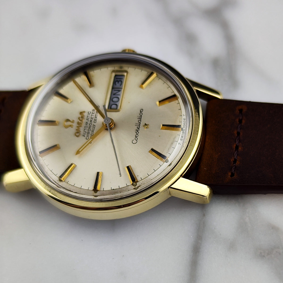 Omega Constellation Chronometer Gold Champagne Dial German Day-Date 1970 Serviced 10/2026 – Zifferblatt mit Datum in Nahaufnahme