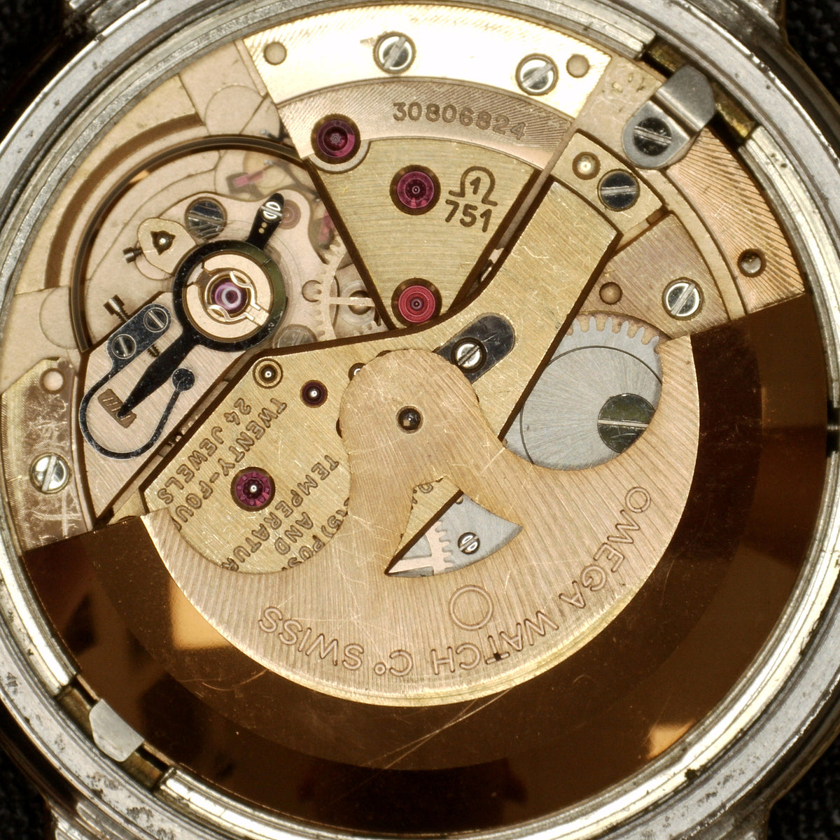 Omega Constellation Chronometer Gold Champagne Dial German Day-Date 1970 Serviced 10/2026 – Uhrwerk durch Gehäuseboden sichtbar