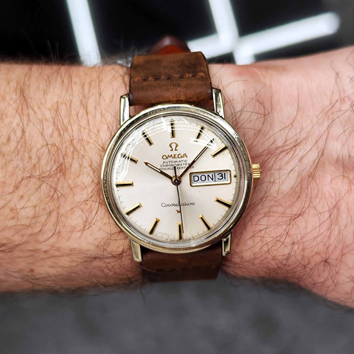 Omega Constellation Chronometer Gold Champagne Dial German Day-Date 1970 Serviced 10/2026 – am Handgelenk, Vorderansicht