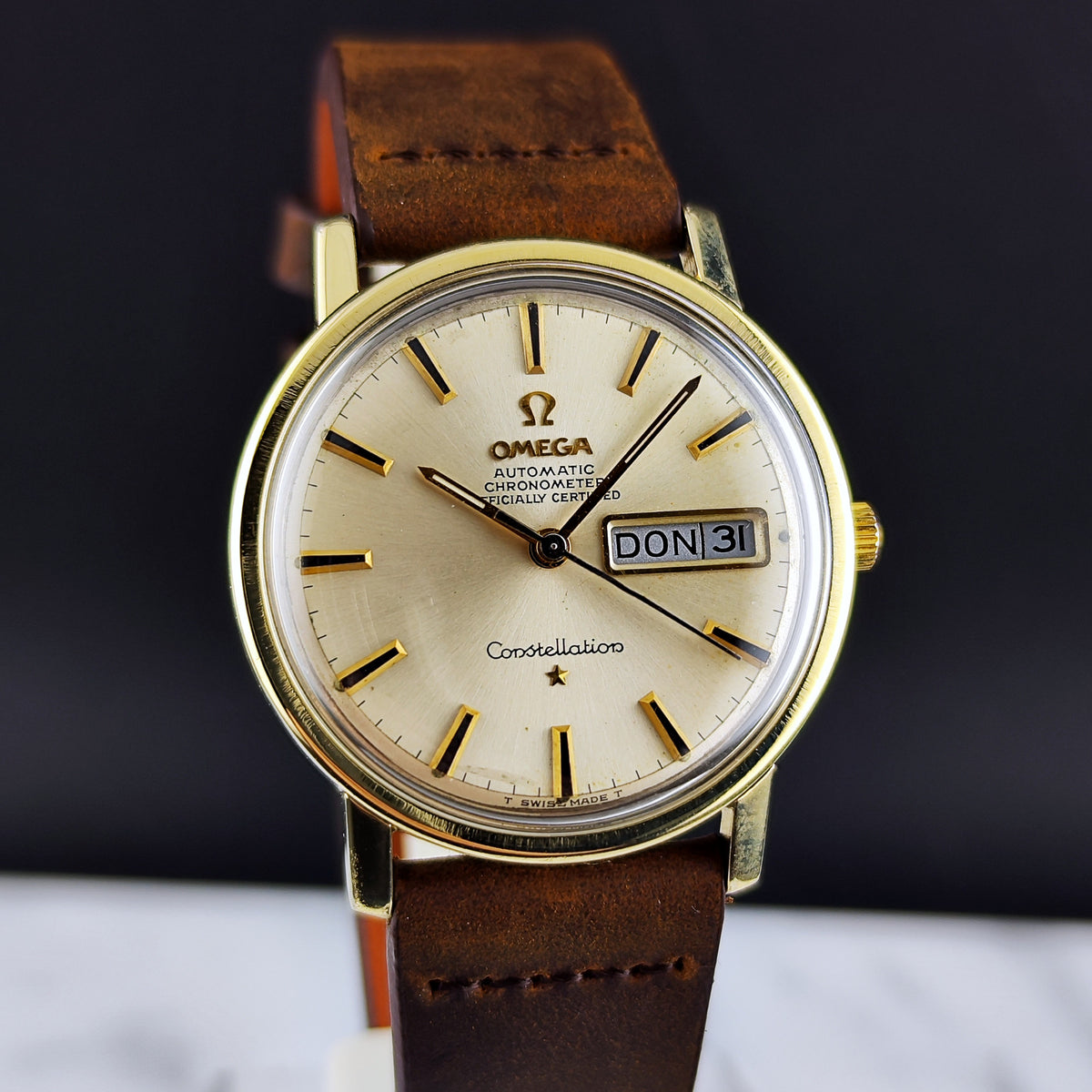 Omega Constellation Chronometer Gold Champagne Dial German Day-Date 1970 Serviced 10/2026 – Vorderansicht mit Zifferblatt und Datumsanzeige