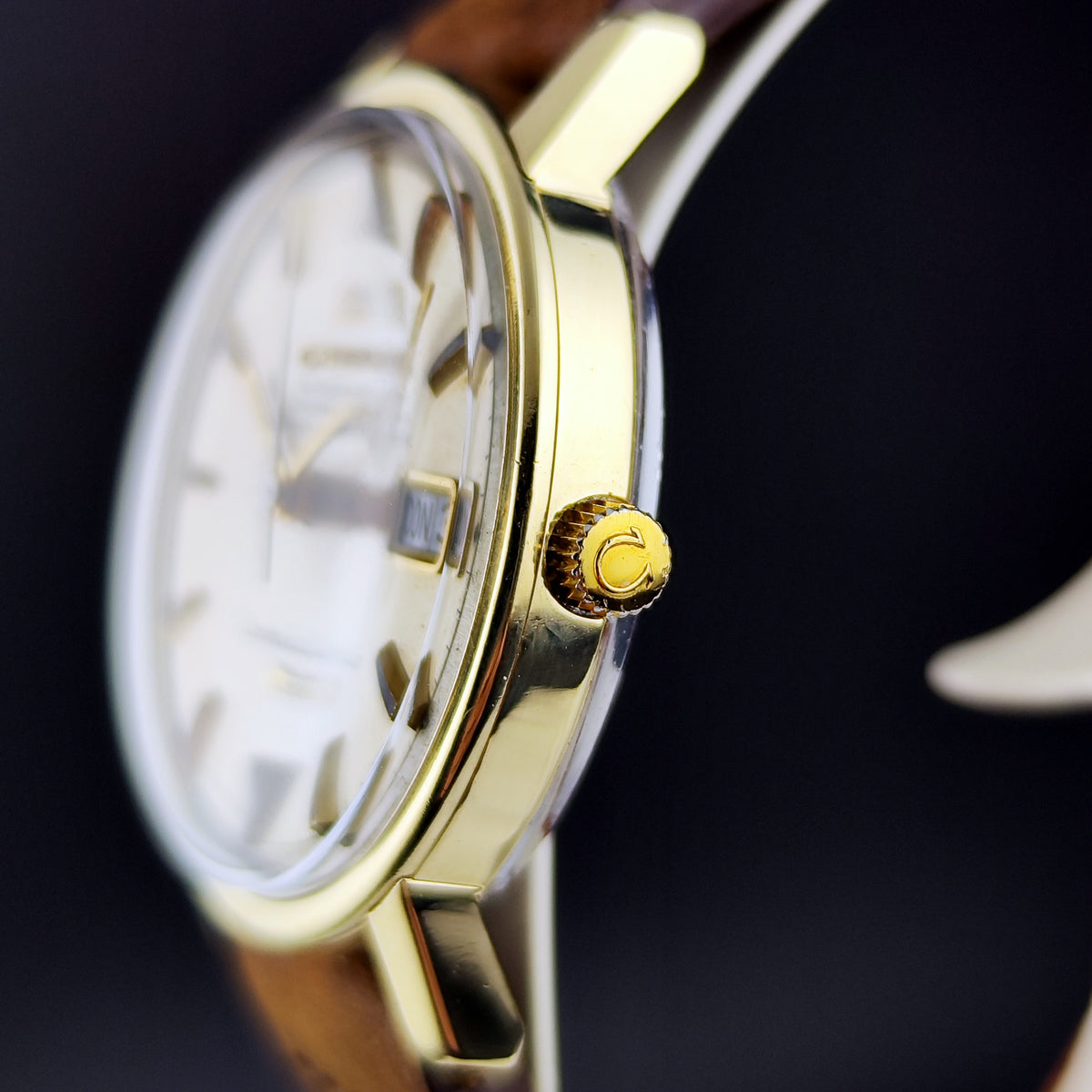 Omega Constellation Chronometer Gold Champagne Dial German Day-Date 1970 Serviced 10/2026 – Seitenansicht mit Krone