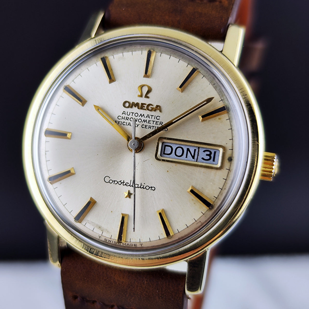 Omega Constellation Chronometer Gold Champagne Dial German Day-Date 1970 Serviced 10/2026 – Vorderansicht mit Zifferblatt und Datumsanzeige