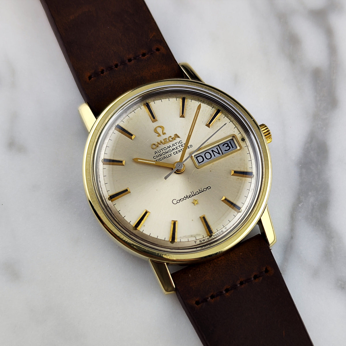 Omega Constellation Chronometer Gold Champagne Dial German Day-Date 1970 Serviced 10/2026 – Vorderansicht mit Zifferblatt und Datumsfenster
