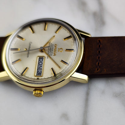 Omega Constellation Chronometer Gold Champagne Dial German Day-Date 1970 Serviced 10/2026 – Vorderansicht schräg mit Datumsanzeige