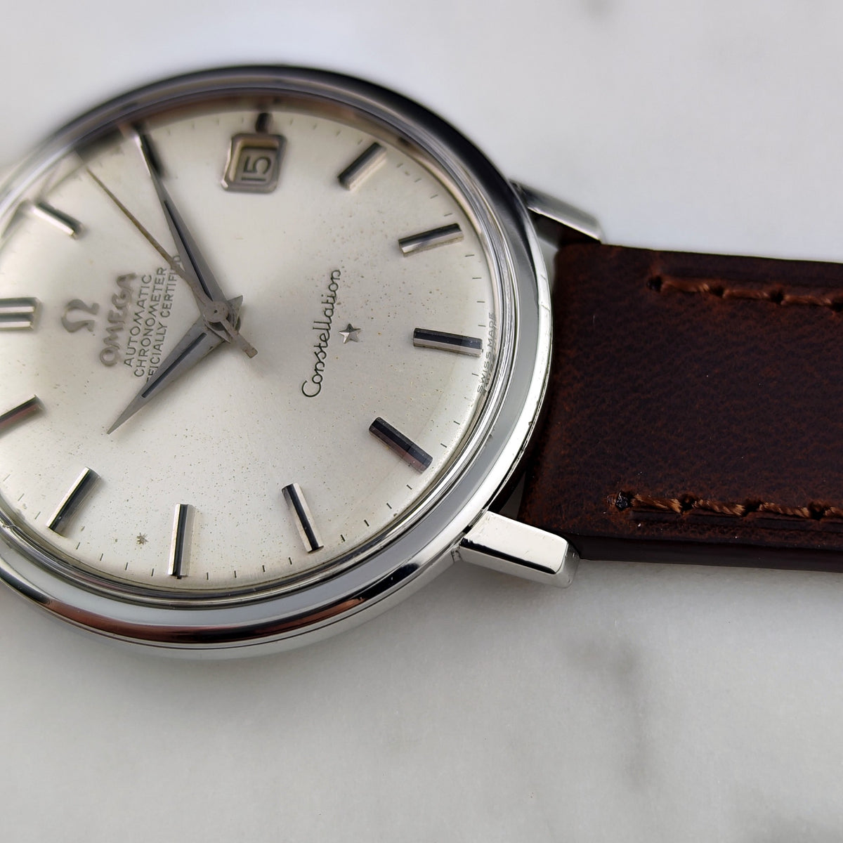Omega Constellation Chronometer Steel Silver Dial 1966 Serviced 10/2026 – Seitenansicht mit Krone und Zifferblatt