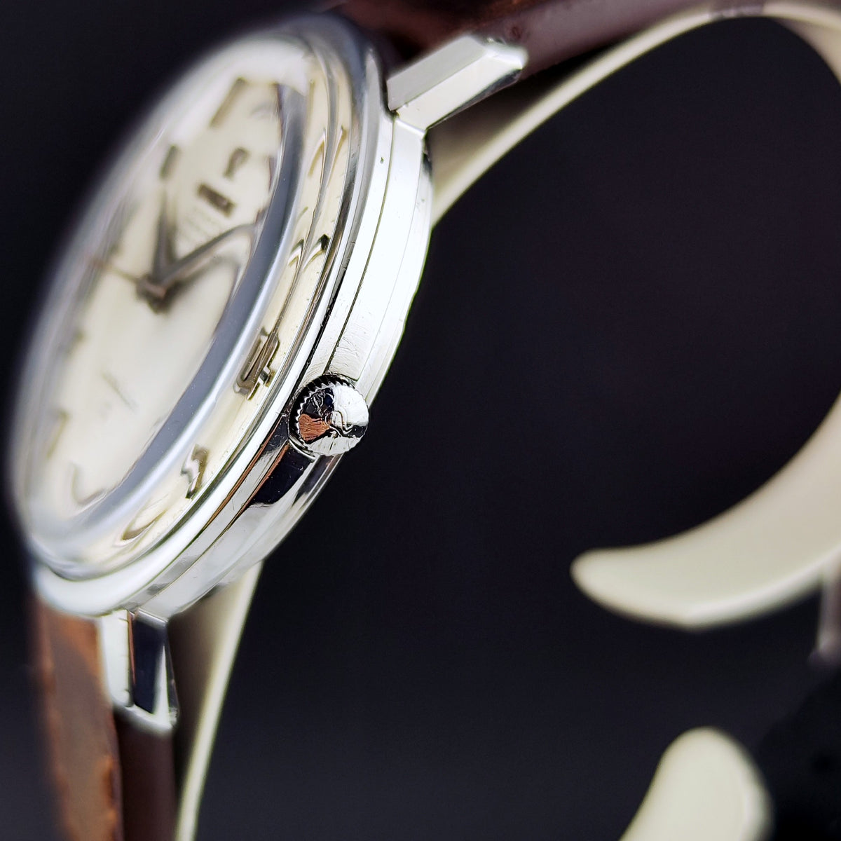 Omega Constellation Chronometer Steel Silver Dial 1966 Serviced 10/2026 – Seitenansicht mit Krone