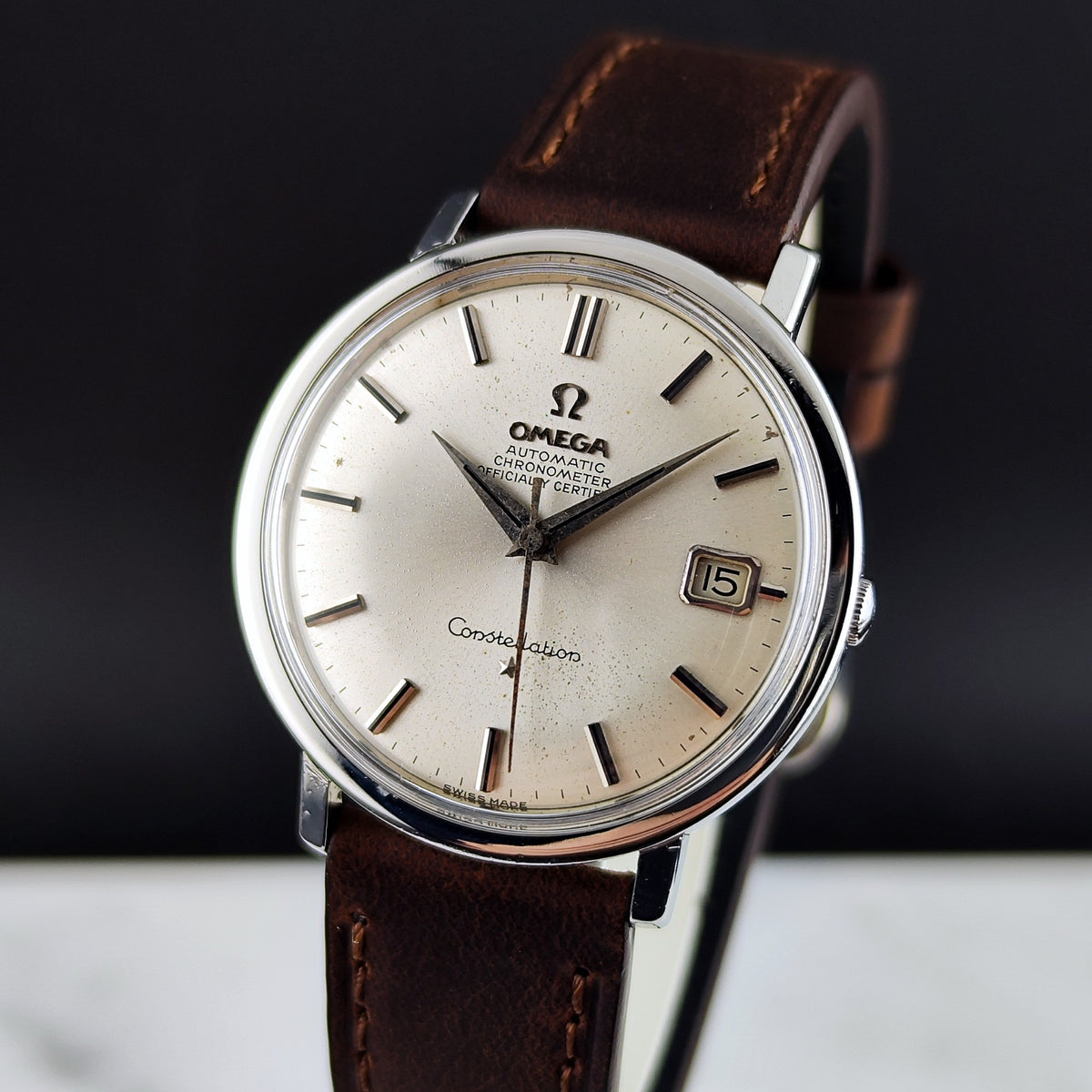 Omega Constellation Chronometer Steel Silver Dial 1966 Serviced 10/2026 – Dreiviertelansicht mit Zifferblatt und Datum