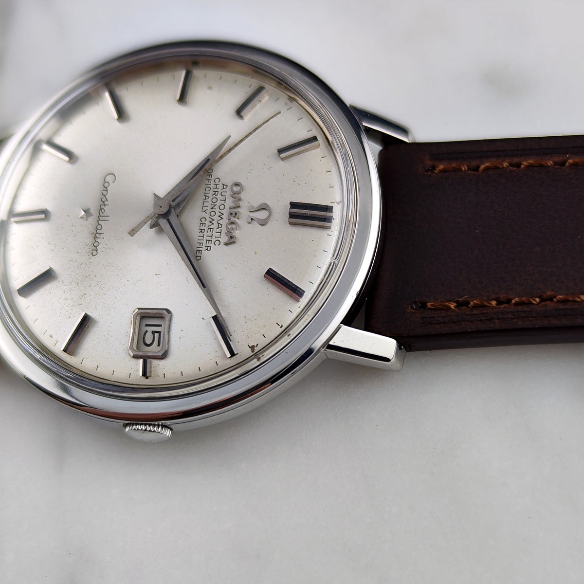 Omega Constellation Chronometer Steel Silver Dial 1966 Serviced 10/2026 – Ansicht schräg von vorn mit Zifferblatt und Armband
