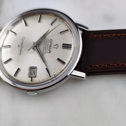 Omega Constellation Chronometer Steel Silver Dial 1966 Serviced 10/2026 – Ansicht schräg von vorn mit Zifferblatt und Armband