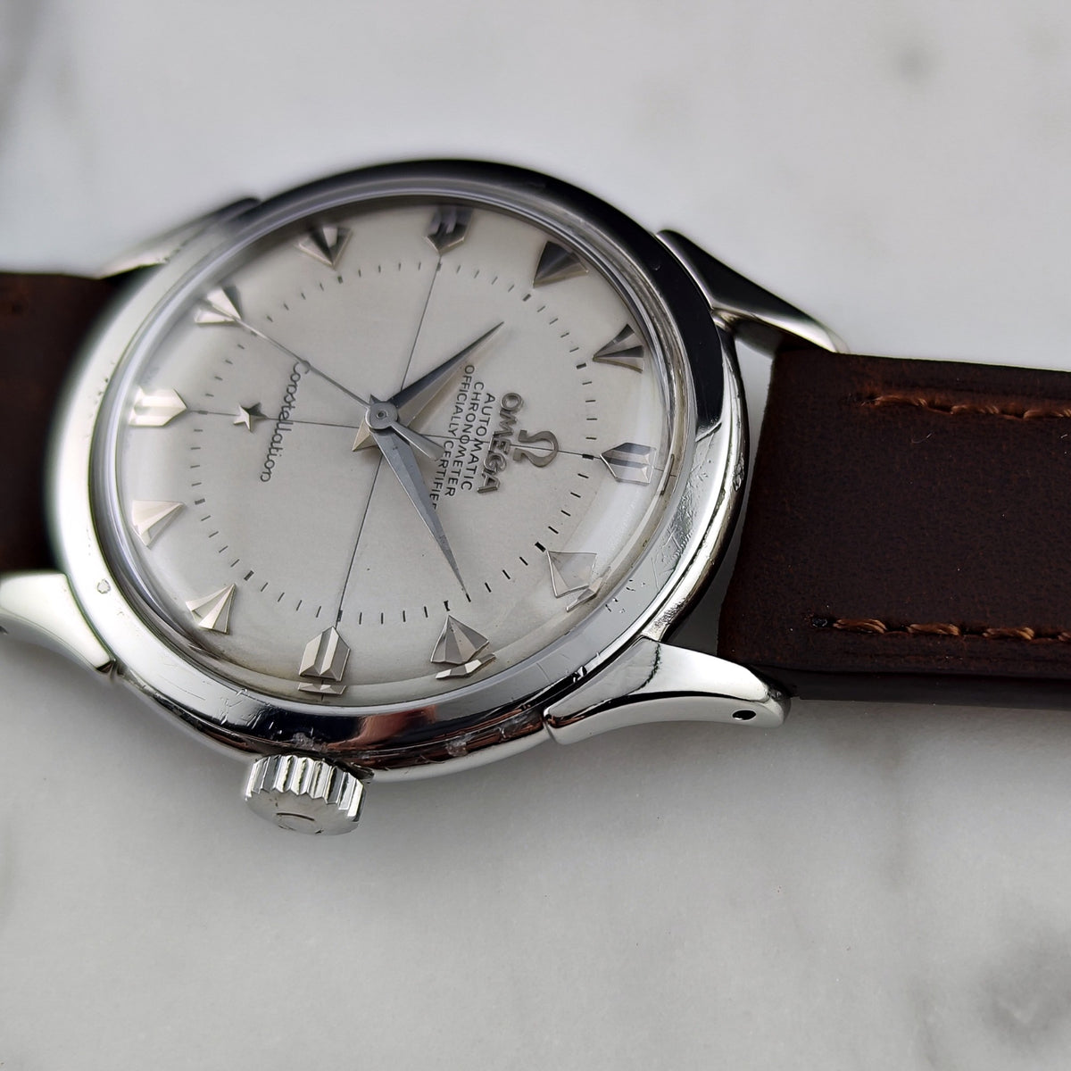 Omega Constellation Chronometer White Dial Special Index 1956 with Box – Seitenansicht mit Krone und Zifferblatt