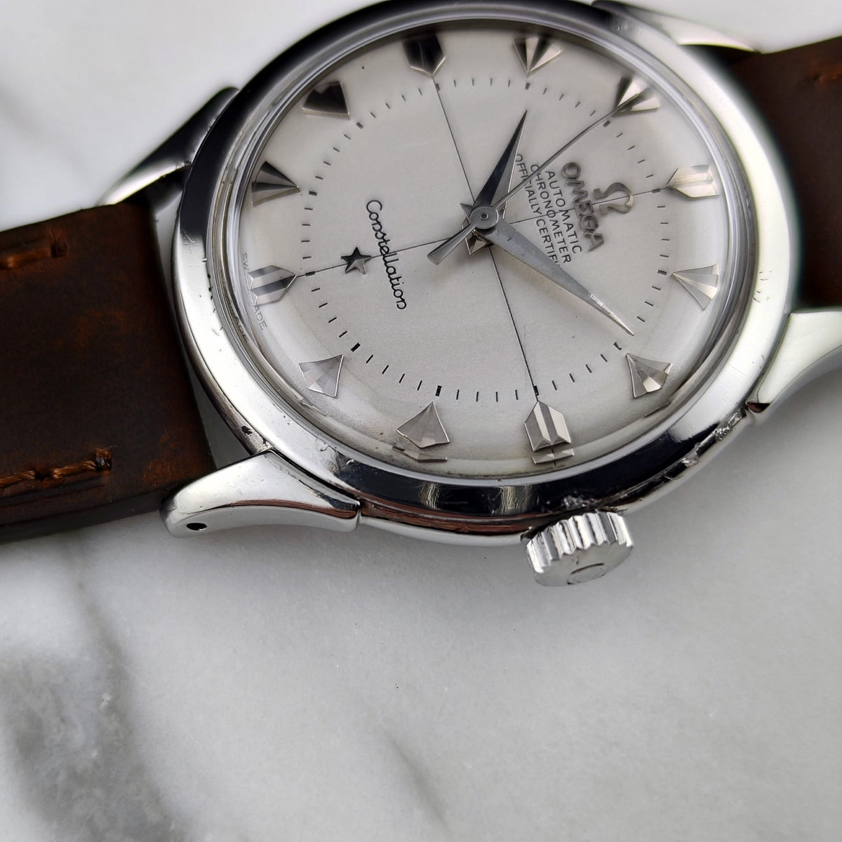 Omega Constellation Chronometer White Dial Special Index 1956 with Box – Zifferblatt in Nahaufnahme mit Krone
